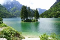Am Fusse des Predil liegt dieser ruhige Bergsee umgeben von teils noch schneebedeckten Gipfeln...
