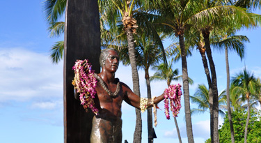 Duke Kahanamoku - die Surflegende von Hawai'i steht als Bronzestatue am Waikiki Beach!