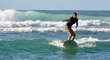 Schon nach nur kurzer Zeit kann ich die Wellen surfen - ein geiles Gefühl!
