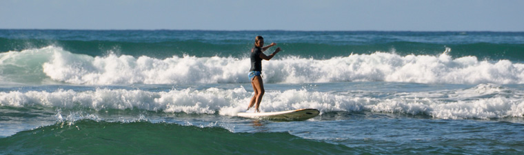 Schon die erste Stunde macht mir Riesen-Spass, es ist ein cooles Gefühl durch die Wellen zu surfen!